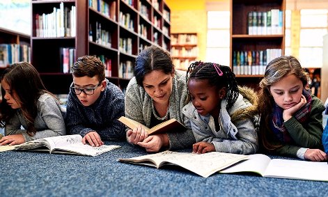 Niños leyendo rápido