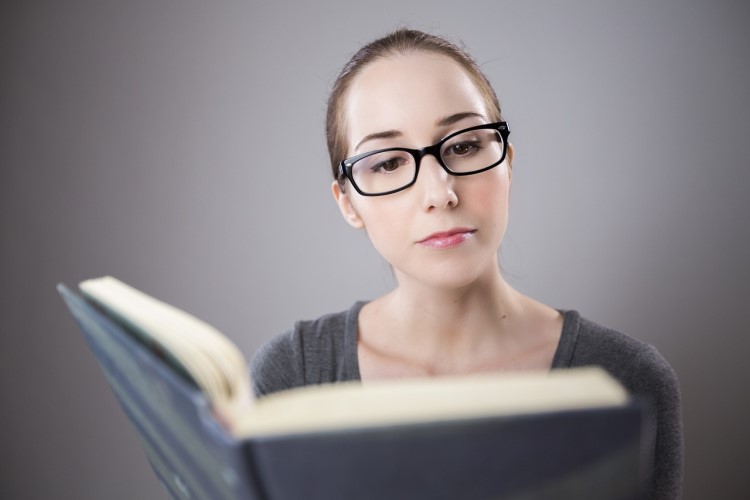 Mujer con gafas leyendo